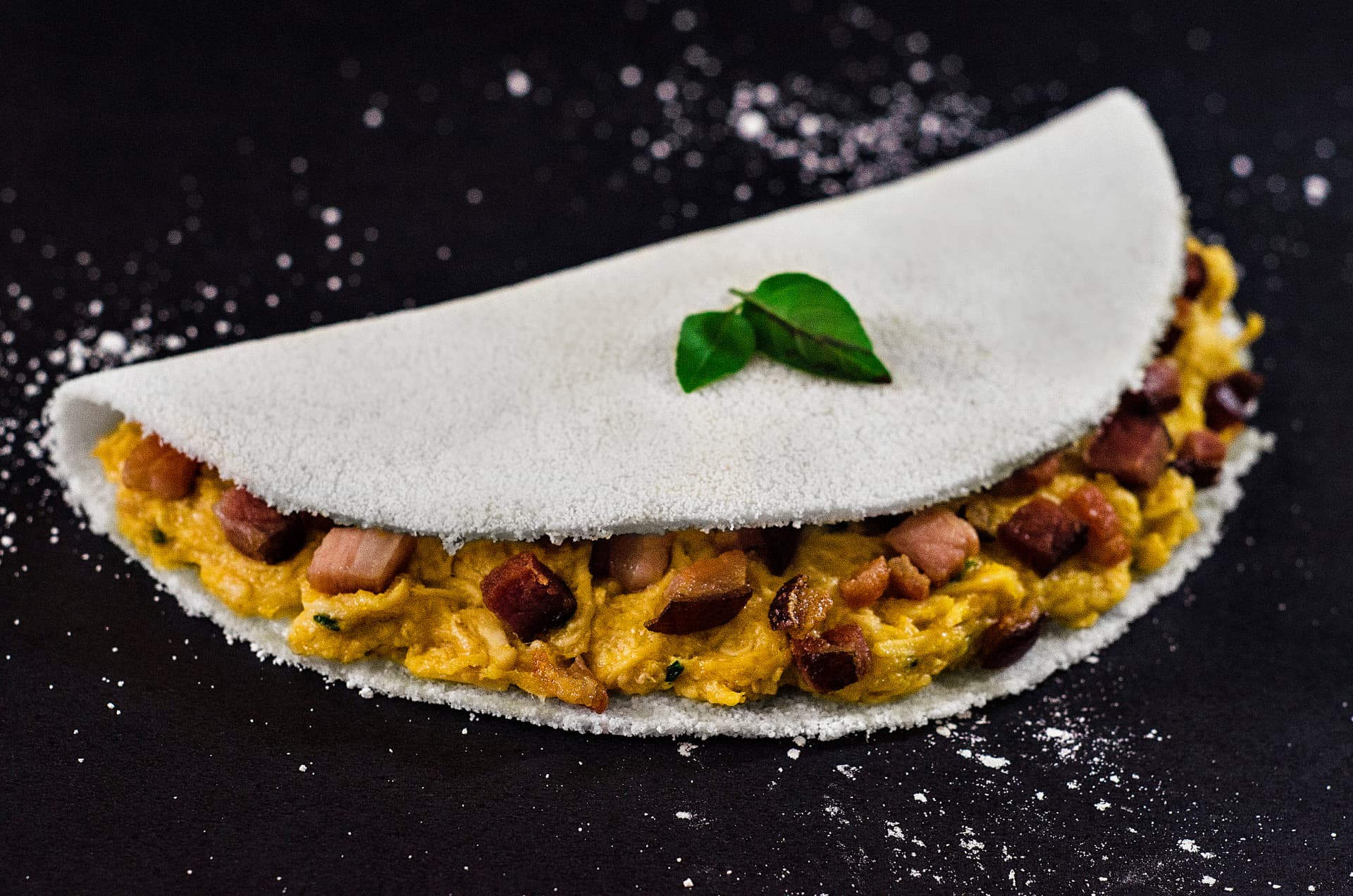 Tapioca recheada com ovo, bacon e calabresa